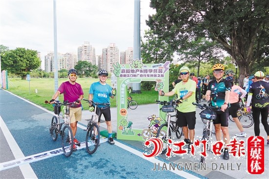 香港自行車愛好者合影留念。