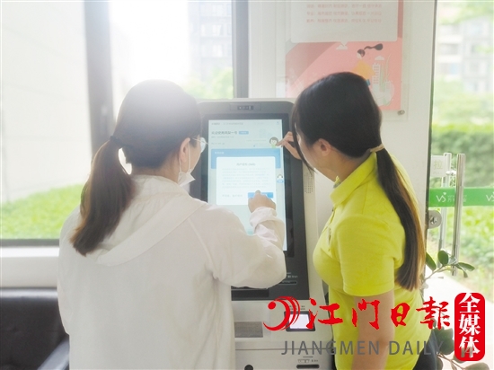 萬科金域國(guó)際“鳳梨一號(hào)”自助服務(wù)一體機(jī)為小區(qū)業(yè)主提供一站式服務(wù)。