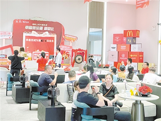 新政實(shí)施的首個(gè)周末，中鐵建·鐵建城人氣較旺。