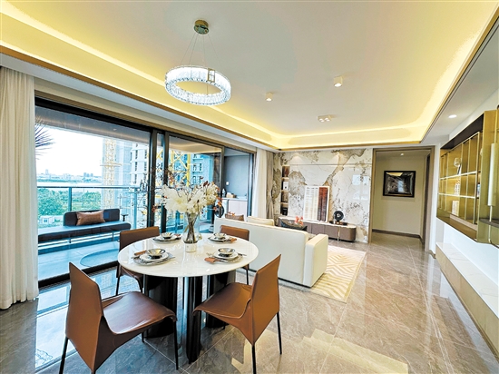 “雙節(jié)”將至，不少項(xiàng)目加推新產(chǎn)品。圖為綠城濱江·潮聞東方建筑面積143平方米的樣板房。