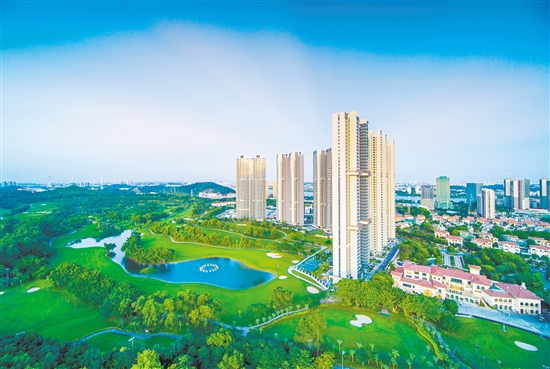 蒲葵之夢(mèng)·天心與高爾夫球場(chǎng)無(wú)距接壤。