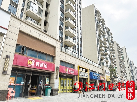 濱江新區(qū)一樓盤外面的商鋪很多，但人氣不旺。
