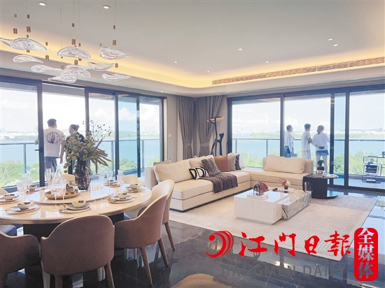 開闊的江景陽臺(tái)，成為許多江景房的賣點(diǎn)。