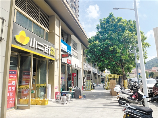 小區(qū)外面商鋪大多是一些小型便利店和快餐店，可以選擇的不多。