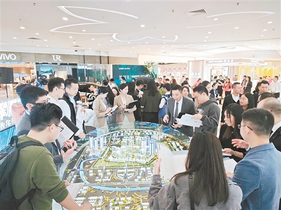 江發(fā)地產(chǎn)城市展廳開放現(xiàn)場。