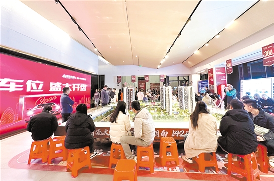 在美的遠(yuǎn)洋云著車(chē)位開(kāi)售現(xiàn)場(chǎng)，業(yè)主們正等候認(rèn)購(gòu)。李銀換