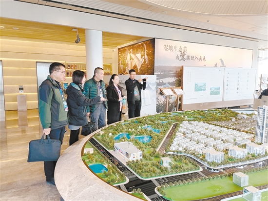 專家評審團(tuán)實地考察了解報名樓盤的情況。