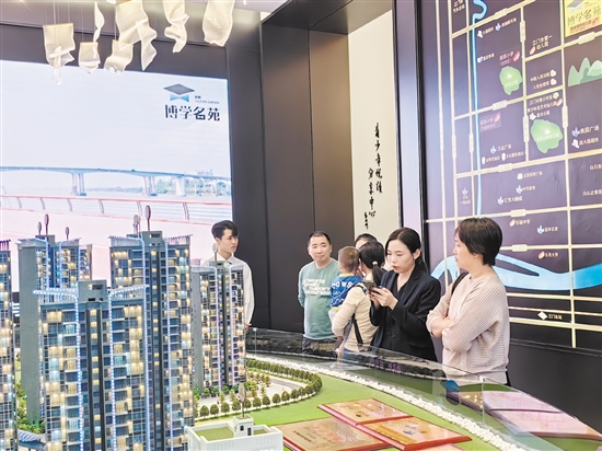 今年樓市持續(xù)回暖。圖為市民在看房。