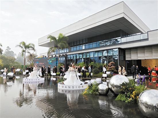 江發(fā)·翡翠觀瀾營銷中心引人注目。