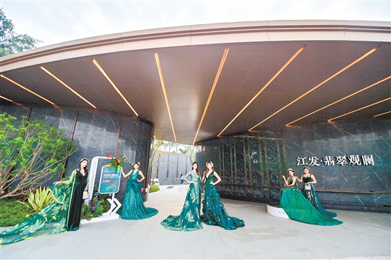 江發(fā)·翡翠觀瀾精心打造營(yíng)銷(xiāo)中心，迎接八方來(lái)客。