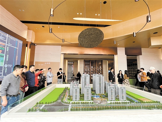 親鄰會所及樣板間開放當(dāng)天，駿景灣天悅營銷中心熱鬧非凡。