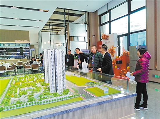 專家評審團(tuán)現(xiàn)場進(jìn)行走訪。