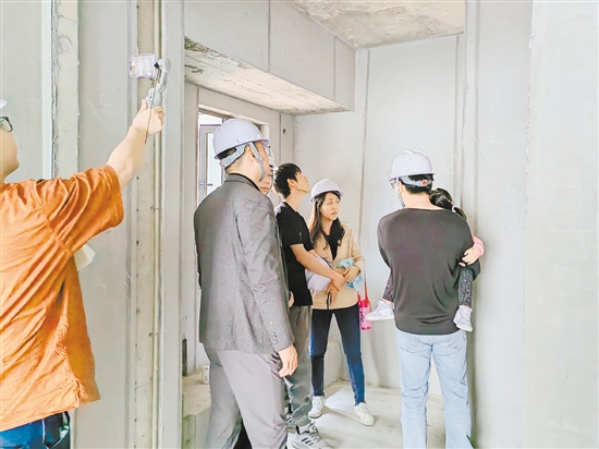 業(yè)主進(jìn)入工地進(jìn)行“實(shí)地考察”。