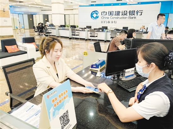 市民在咨詢公積金提取情況。