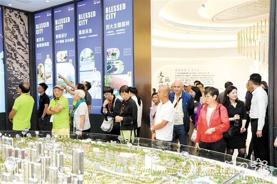 新政出臺(tái)后，不少樓盤迎來看房熱。