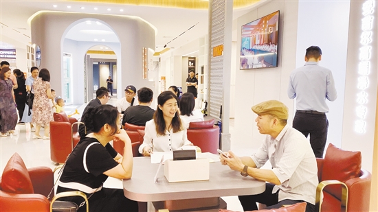 開(kāi)業(yè)當(dāng)天，不少市民在現(xiàn)場(chǎng)咨詢(xún)。