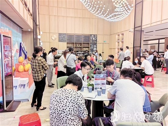 政策給力，吸引不少消費(fèi)者購(gòu)房。