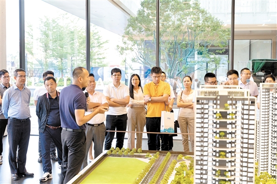 參會(huì)者參觀新樓盤駿景灣天匯。
