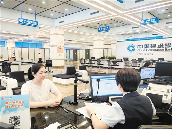 市民在咨詢(xún)單位補(bǔ)繳公積金事宜。