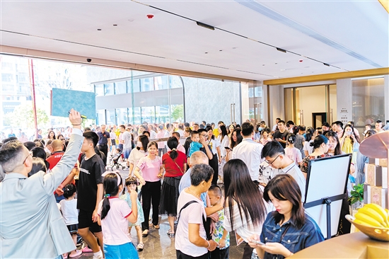 國慶假期，鶴山市駿景灣·品悅項(xiàng)目“人從眾”。