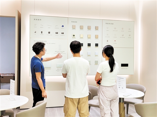 智能家居產(chǎn)品吸引消費(fèi)者目光。