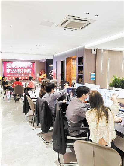 許多消費(fèi)者咨詢(xún)活動(dòng)內(nèi)容。