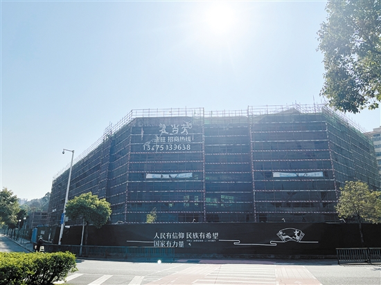 尚未開(kāi)業(yè)的麗軒廣場(chǎng)將整體被拍賣(mài)。