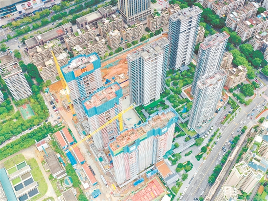 江門保利瑯悅項(xiàng)目二標(biāo)段共4棟高層住宅主體結(jié)構(gòu)封頂。 江門保利瑯悅項(xiàng)目二標(biāo)段共4棟高層住宅主體結(jié)構(gòu)封頂。