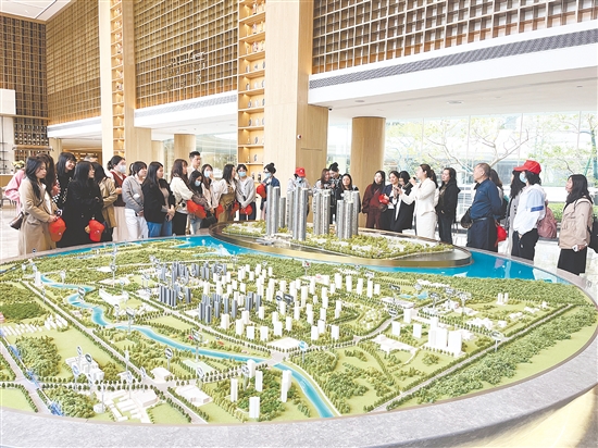 上半年，縣城樓盤吸引許多購(gòu)房者的目光。