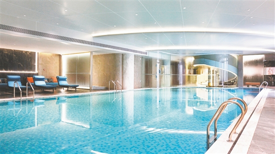 部分樓盤的會所配備了室內(nèi)恒溫標準泳池。