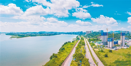 綠城濱江·潮聞東方引入高端江居理念，為江門打造“好房子”的品質(zhì)標(biāo)桿。