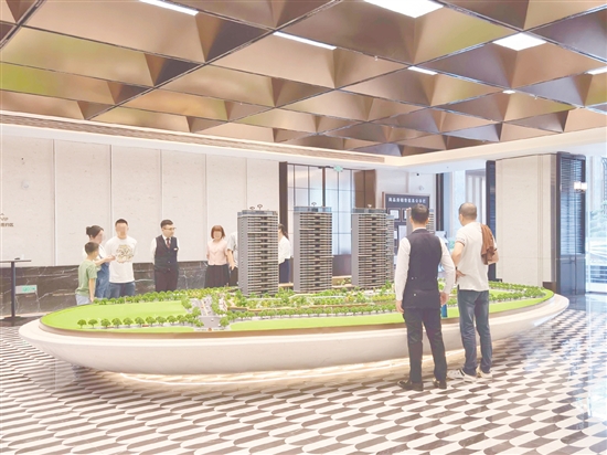 盡管更多消費(fèi)者青睞二手房，但新盤的推出還是吸引了不少人的目光。