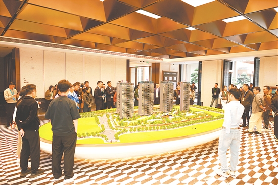 研學(xué)團(tuán)探訪江門品質(zhì)住宅代表項(xiàng)目。