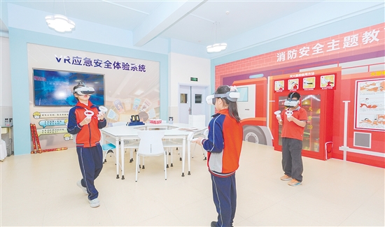 場館創(chuàng)新打造消防教育空間，配備VR應急安全體驗系統(tǒng)與超200冊消防專題書籍。