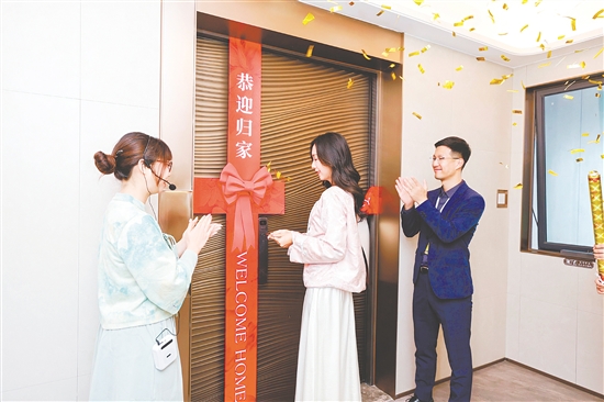 江門保利瑯悅迎來交付，鑰匙交到業(yè)主手中。