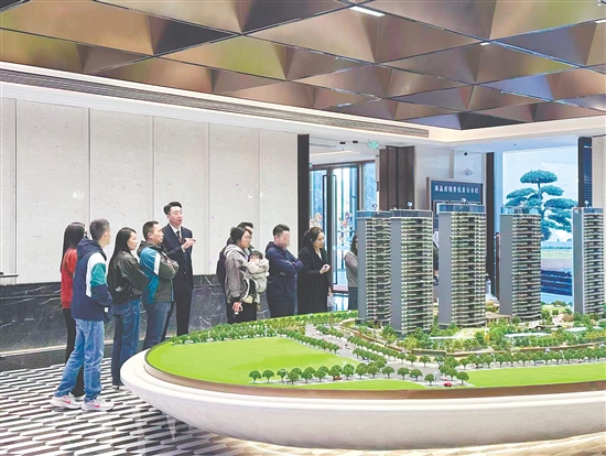 元旦假期，我市多個樓盤人氣旺。