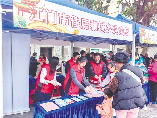 工作人員向群眾普及住建領(lǐng)域法律知識。