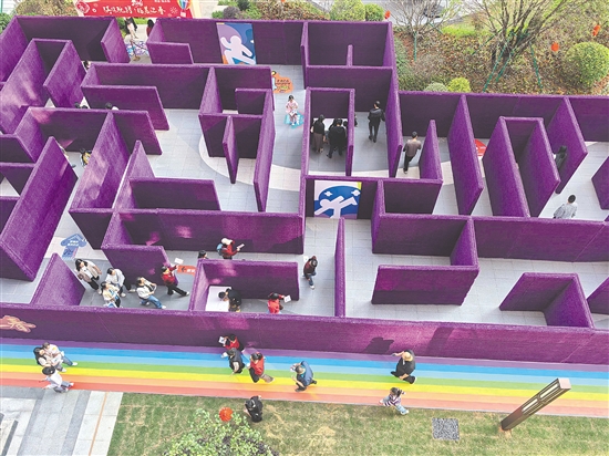 “網(wǎng)紅迷宮”引人關(guān)注。