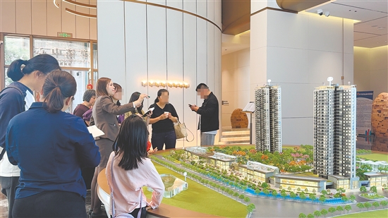 春節(jié)假期，江門多個(gè)樓盤售樓部呈現(xiàn)出熱鬧景象。