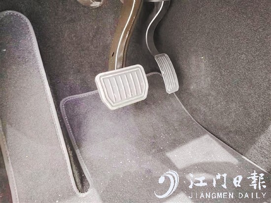 部分新能源汽車(chē)可以把最常用的加速、剎車(chē)功能集中到電門(mén)上（右邊踏板）。