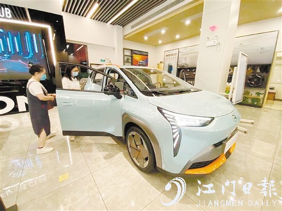 如果是報(bào)廢舊車，消費(fèi)者購(gòu)買(mǎi)推廣名單中的新能源汽車可補(bǔ)貼1萬(wàn)元。