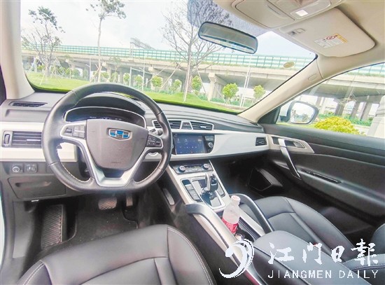 中控臺(tái)使用了大面積軟性材質(zhì)包裹。