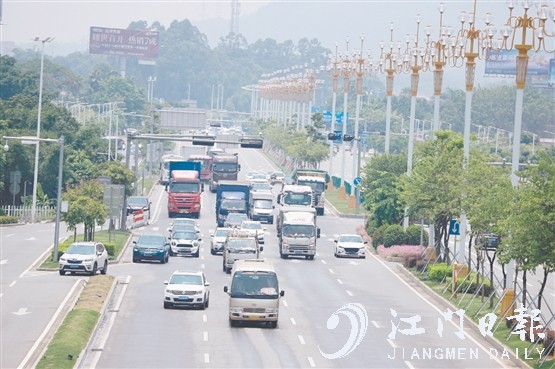 隨著汽車(chē)駛?cè)肭Ъ胰f(wàn)戶(hù)，路上的汽車(chē)越來(lái)越多。