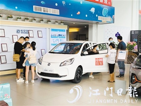 電動(dòng)微型汽車因價(jià)格實(shí)惠而廣受消費(fèi)者關(guān)注。