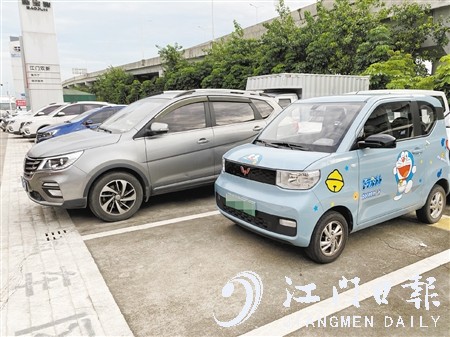 電動(dòng)微型汽車車身短小，停車非常方便。