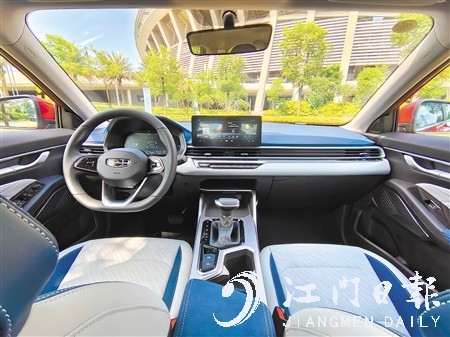 第四代帝豪的內(nèi)飾看起來簡潔而富有科技感。