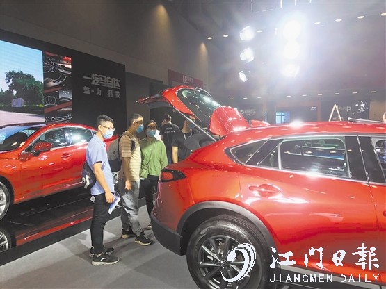 個別品牌經(jīng)銷商除了黑色和白色外，還會主推一些鮮艷的顏色。