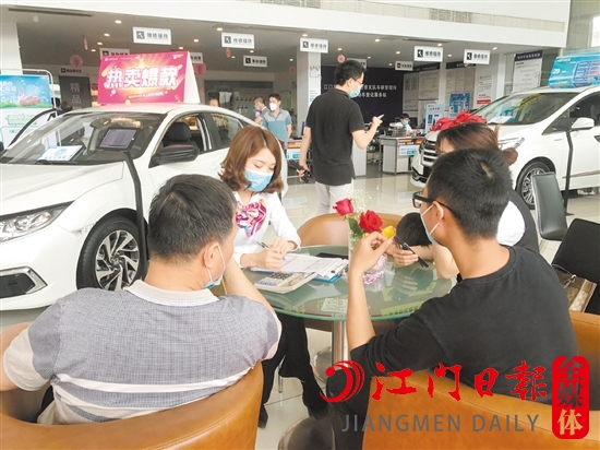 消費者在簽訂貸款合同的時候，務(wù)必要細(xì)讀弄清。