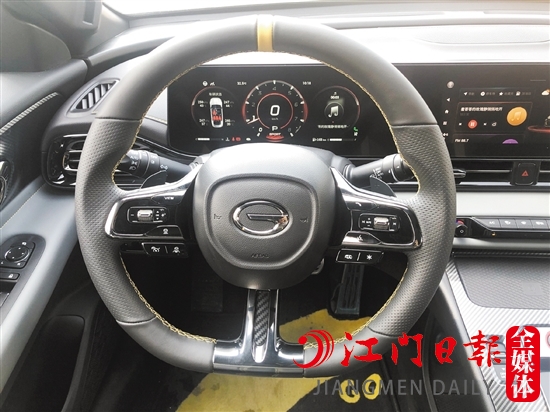 方向盤采取平底設(shè)計，很有時尚感。