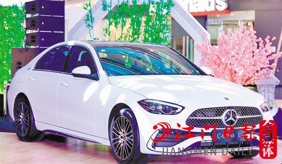 全新奔馳長軸距C級車外觀時尚動感。
